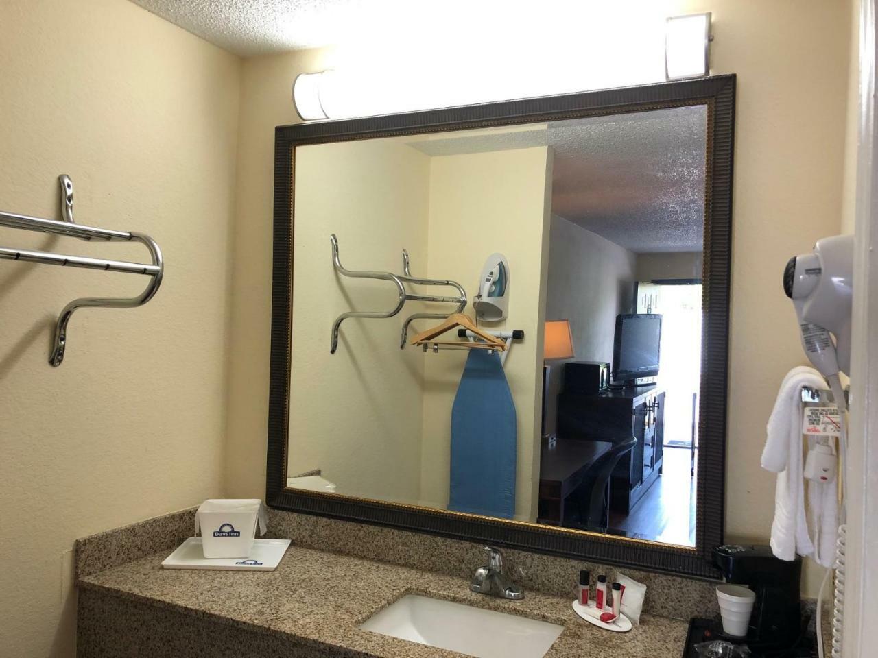 Days Inn By Wyndham King-Winston Salem Area Экстерьер фото