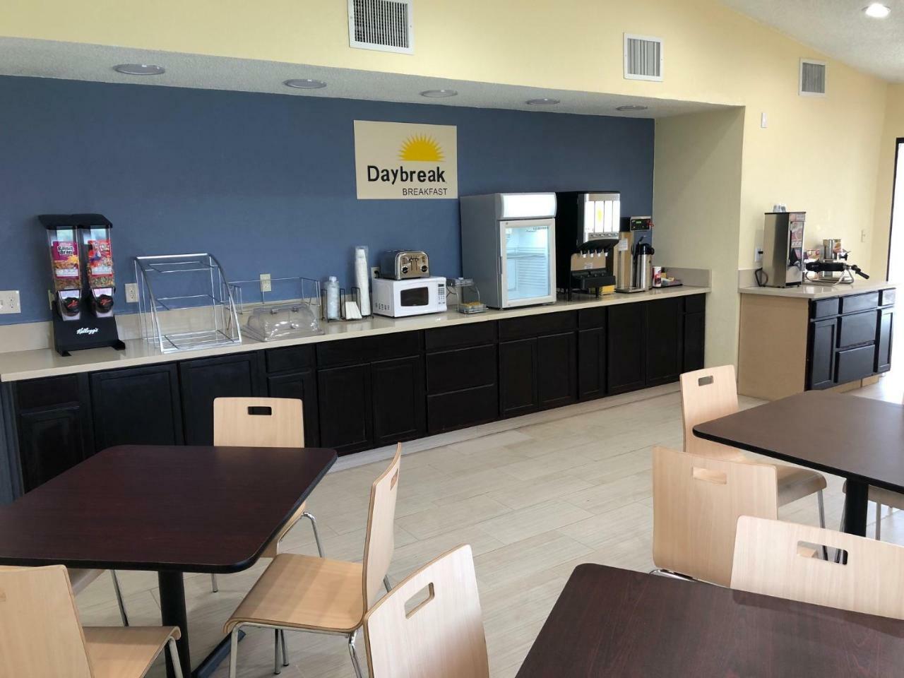 Days Inn By Wyndham King-Winston Salem Area Экстерьер фото
